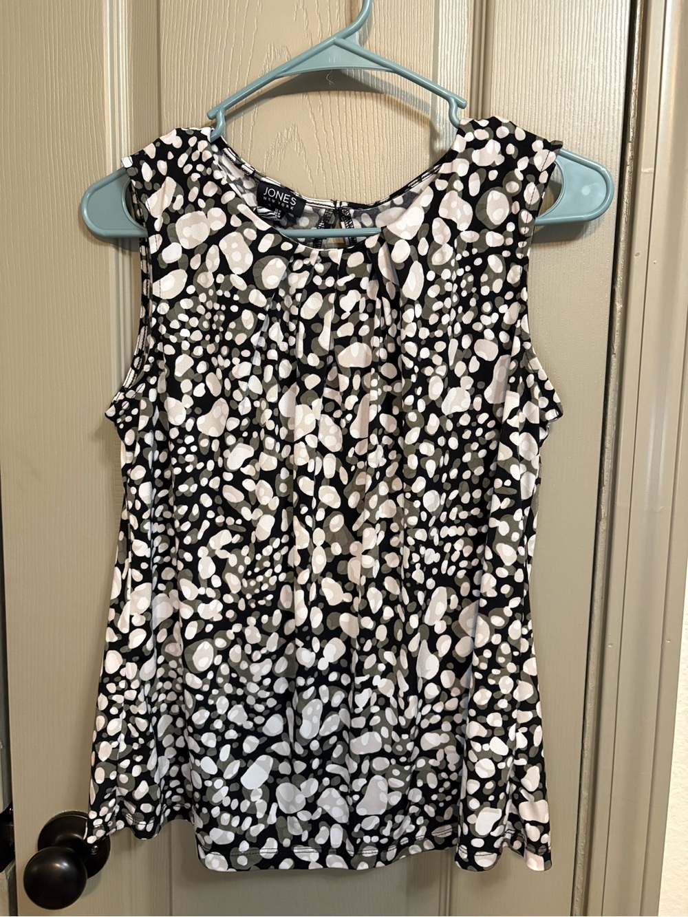 Jones New York Black and White Abstract Dot Sleeveless Blouse